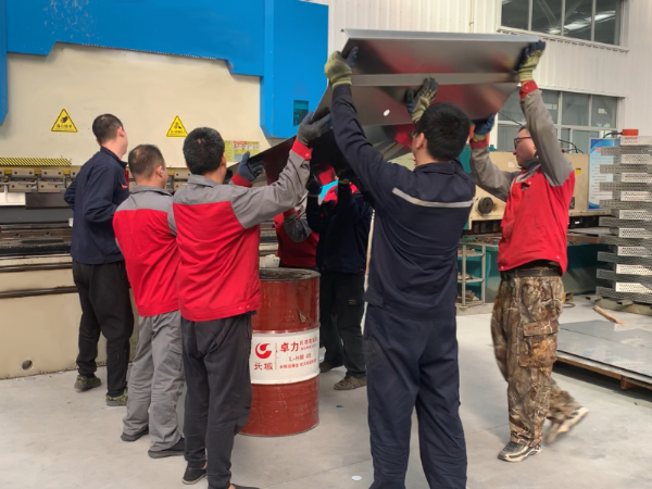 車間協(xié)作：一翻一折見齊心